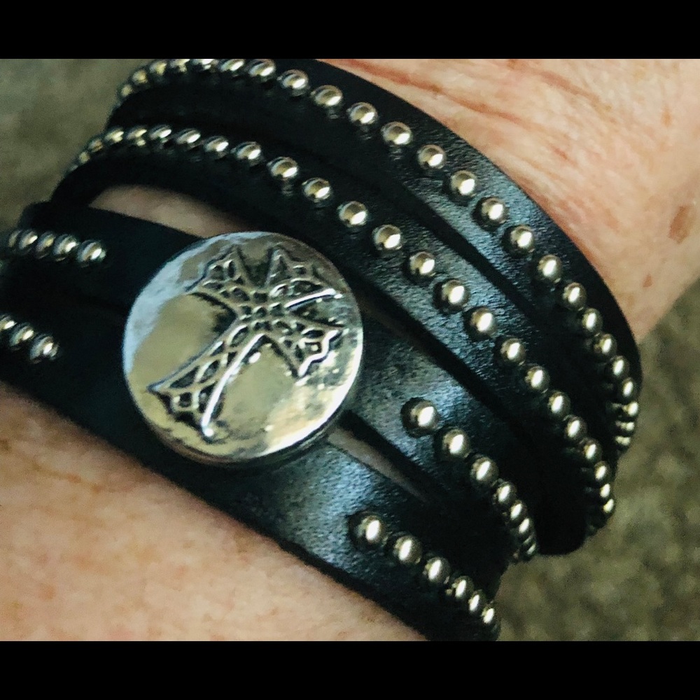 Snap it black leather bracket fits any size wrist